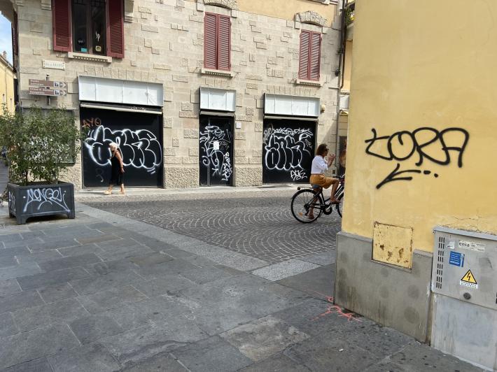La citt&agrave; nella morsa dei graffitari - Le foto
