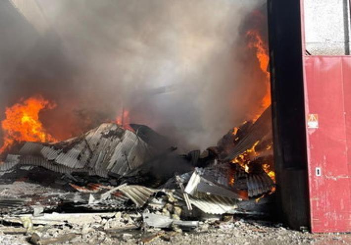 Incendio alla Oppimitti, le analisi di Arpae e Ausl: "Improbabili effetti nocivi sulla salute"