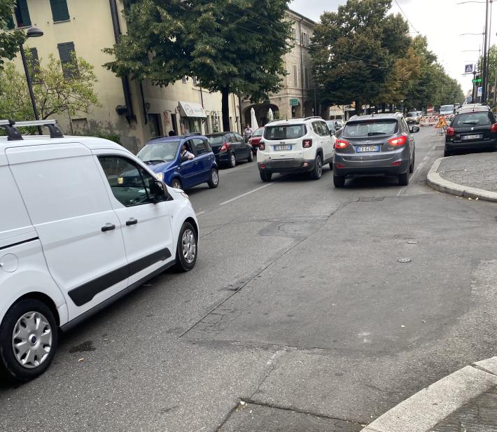 Via Emilia e via Zarotto, cantieri senza segnaletica: viabilit&agrave; e caos - Video
