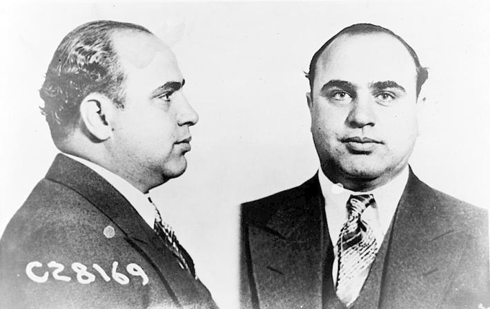 All'asta le armi di Al Capone, con foto, lettere e letto