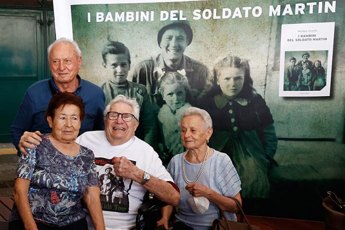 Il soldato Adler incontra i &laquo;bimbi&raquo; dopo 77 anni: la foto come allora