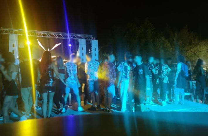 Quei trecento in pista tra balli clandestini, assembramenti e zero mascherine