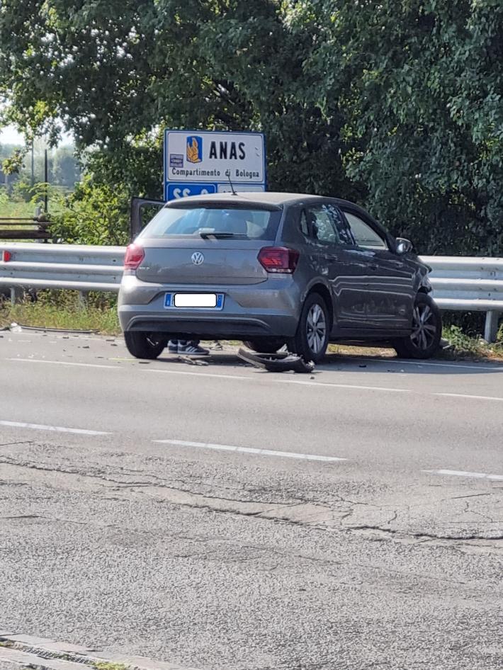 Auto contro il guardrail: code sulla via Emilia
