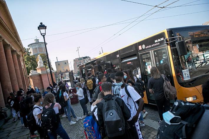 Da domani anche studenti e studentesse delle superiori avranno bus e treni regionali gratuiti