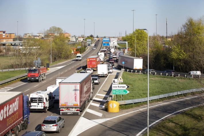 Tamponamento in tangenziale nord alla Crocetta: due auto ferme in mezzo alla strada
