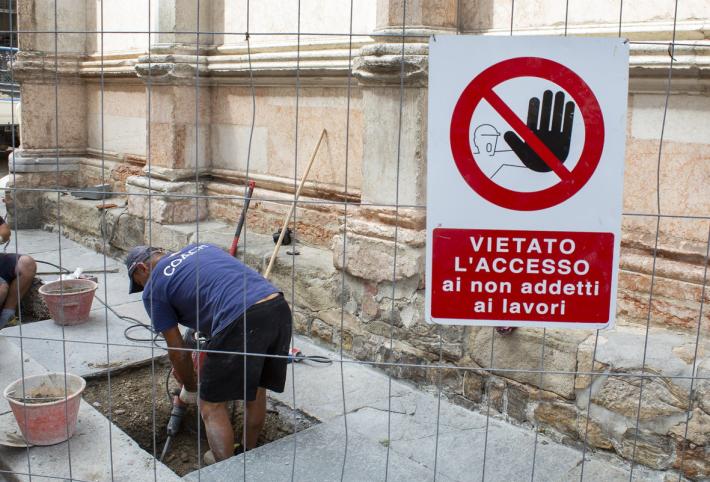 Ritornano le catene per difendere il Battistero