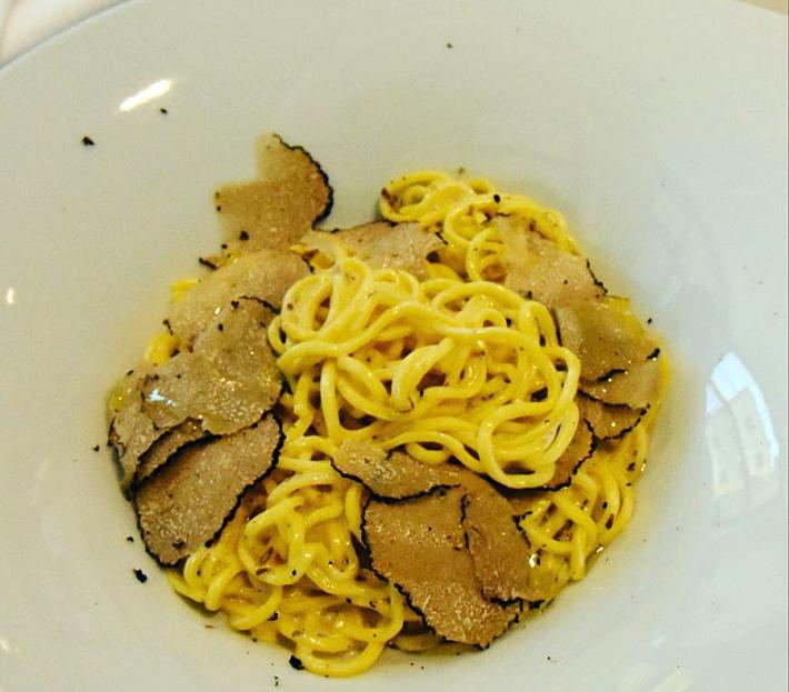  Tagliolini al tartufo nero estivo e granella di noci
