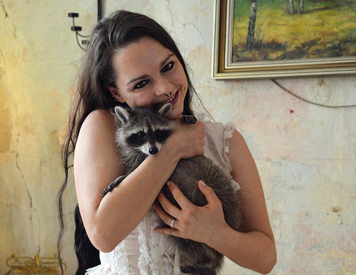 Modella attaccata da un leopardo durate un servizio fotografico