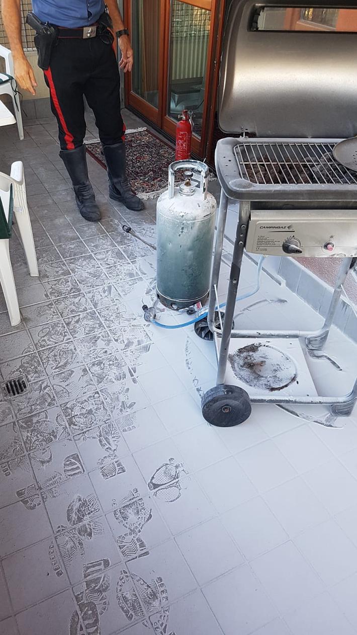 Bombola di gpl in fiamme e a rischio di esplosione: abitazione "salvata" dai carabinieri