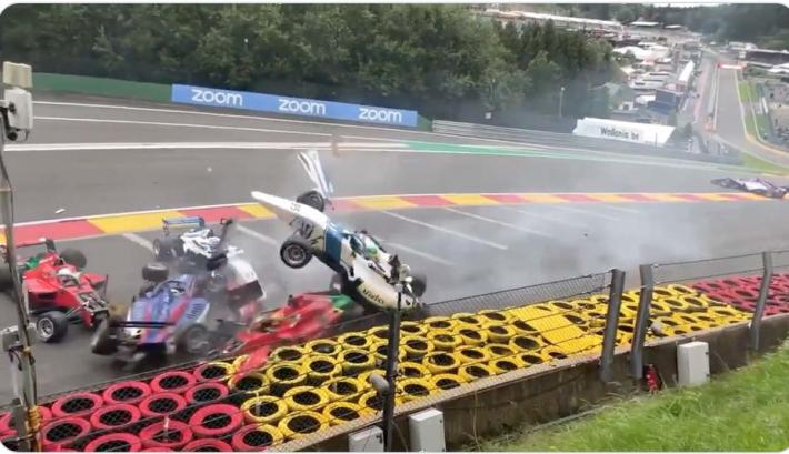 Spaventoso incidente a Spa: carambola di auto in pista - Video 