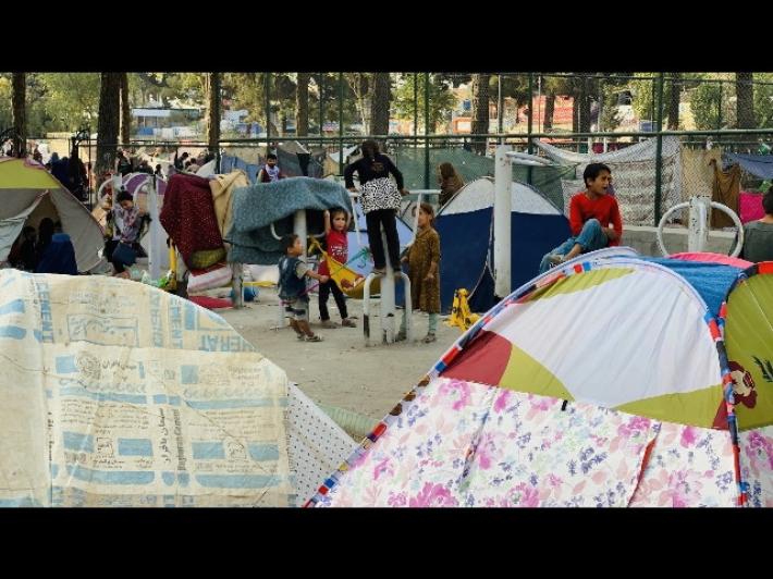 Cede controsoffitto in un albergo di profughi afghani a Modena: due feriti