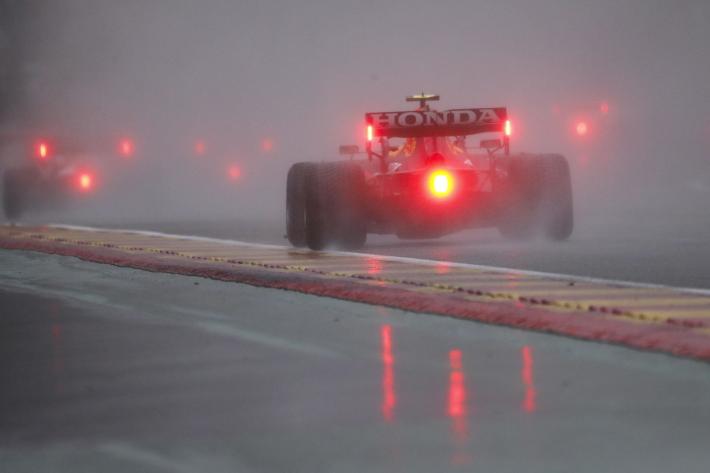 Pioggia e rinvii: Verstappen vince il Gp dei "tre giri" (e di met&agrave; punteggio)