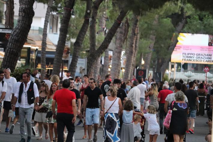 Movida e disordini, Riccione  prolunga  il divieto  di alcol da asporto 