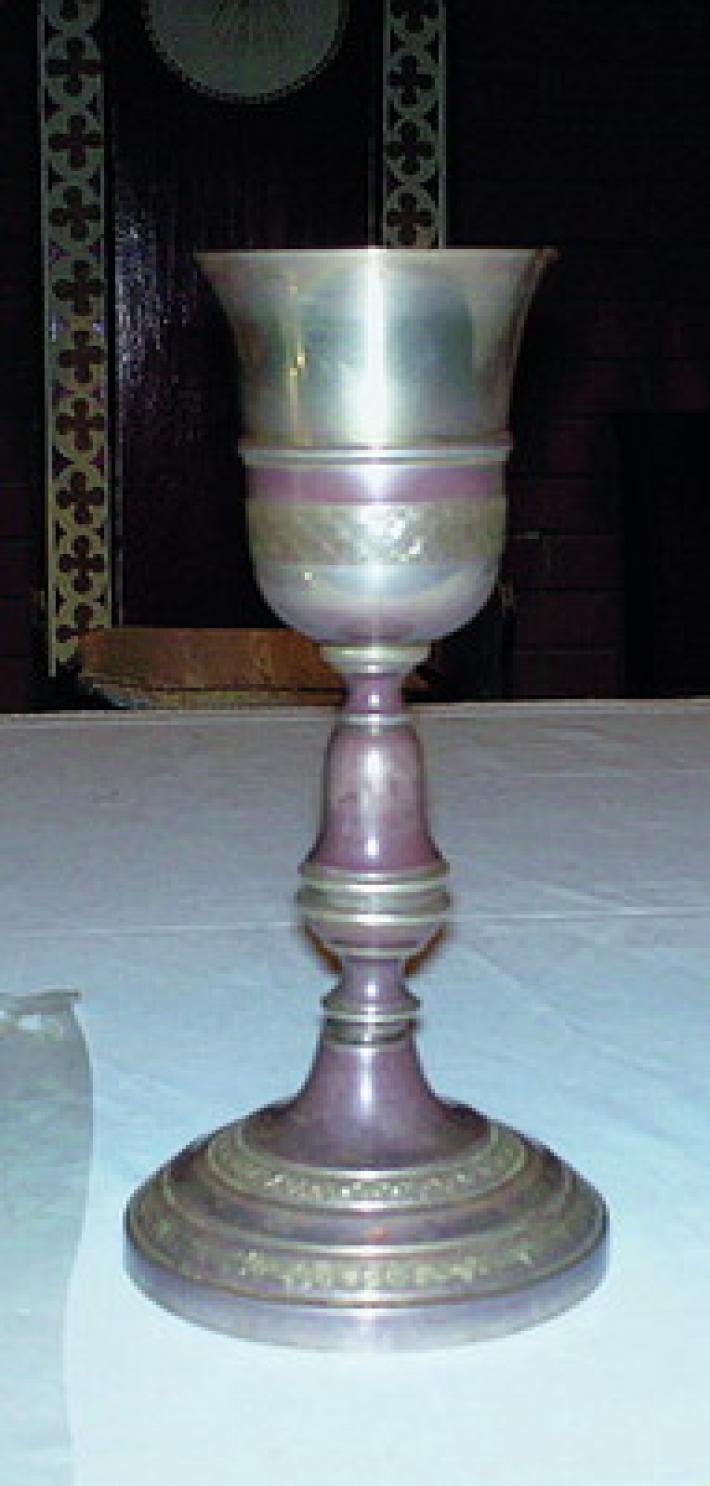 Calabria, tentano di avvelenare il prete versando candeggina nel vino dell'eucarestia