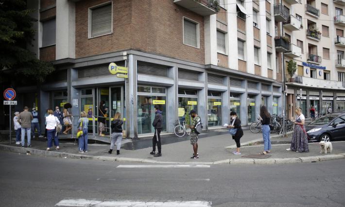 Lunghe code e lamentele: giorni di passione negli uffici postali