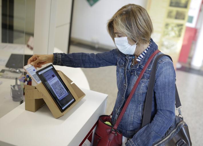 Le prof arrivano senza Green pass: la dirigente chiama i carabinieri