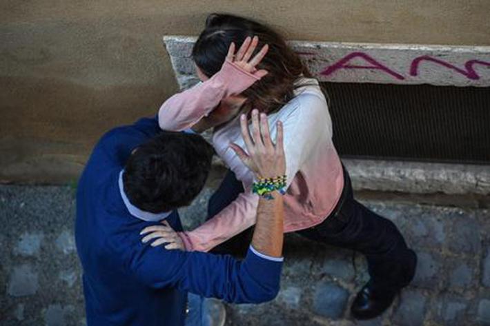 Dopo 23 anni di violenze e minacce di morte, all'ennesima aggressione denuncia il marito: arrestato