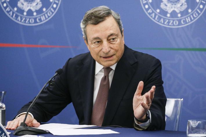 Draghi: "Il Green pass verr&agrave; esteso, s&igrave; all'obbligo vaccinale e alla terza dose"