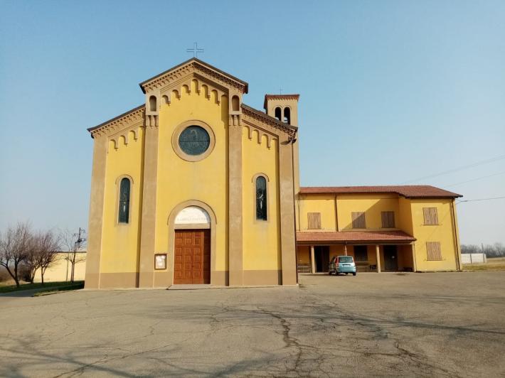 Muri imbrattati, arredi distrutti, ostie a terra: vandalismi sacrileghi in chiesa nel Reggiano