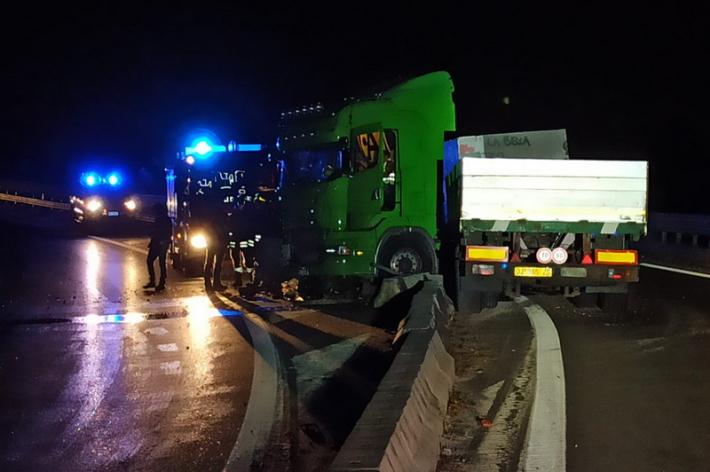 Tir carico di blocchi di marmo si ribalta sulla rampa della tangenziale Ovest: 5 ore per liberare la strada