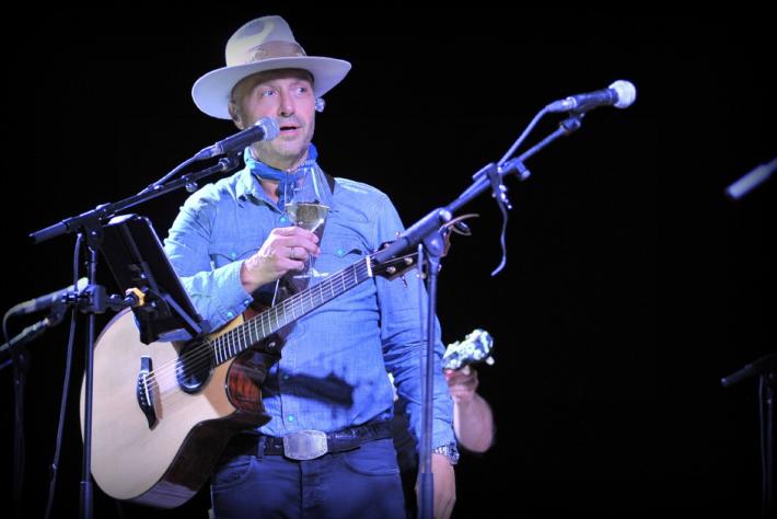 Medesano, il cowboy Bastianich in concerto: "Energia pazzesca col pubblico"