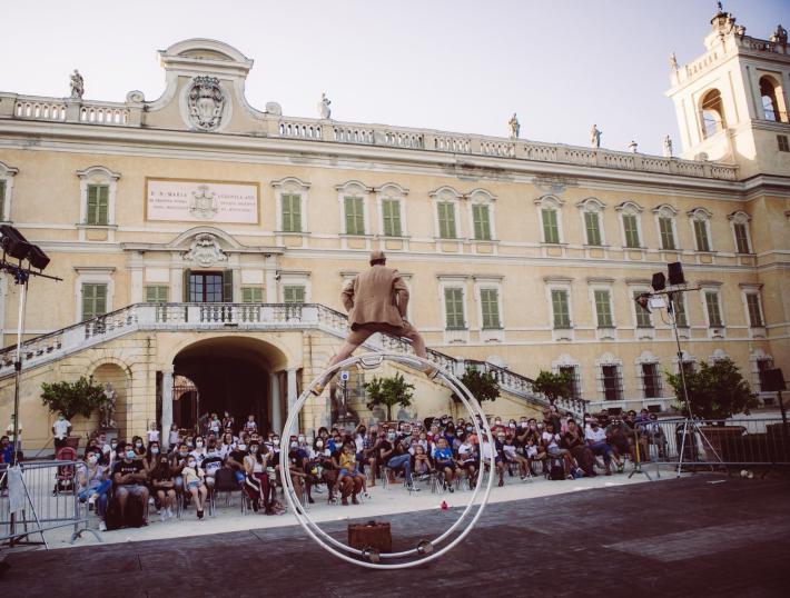 Il circo conquista i giardini della Reggia