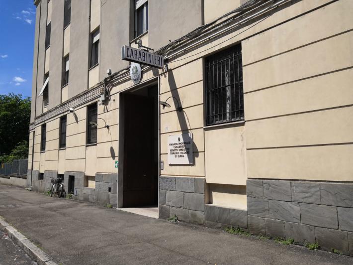 Si siede dietro di lei sul bus e alla fermata successiva le strappa la collana e fugge: denunciato