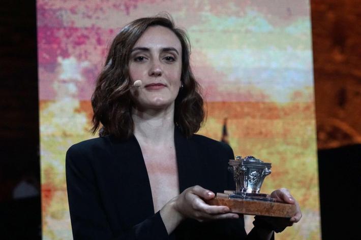 Giulia Caminito vince il premio Campiello 2021 con "L'acqua del lago non &egrave; mai dolce"