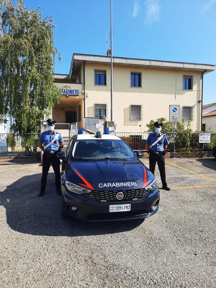 Strappano la collana a un 17enne che attende il bus: divieto di avvicinamento e obbligo di presentazione alle forze dell'ordine per due 18enni