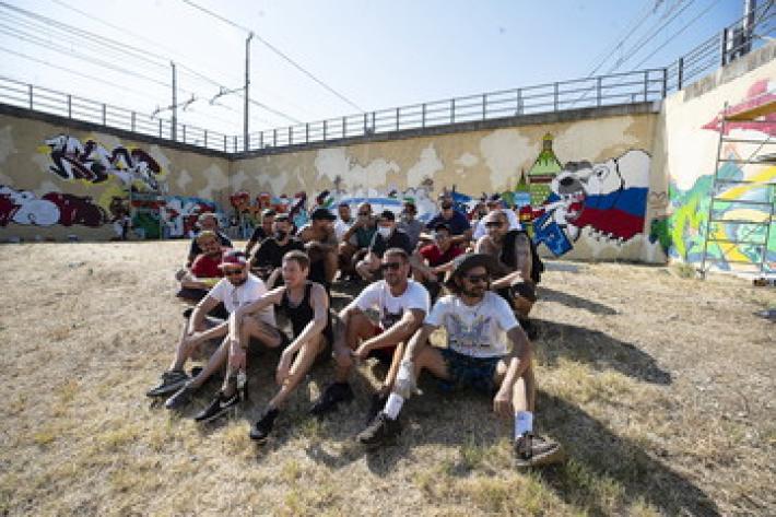   Writer al lavoro per due giorni: finito il murale di via Trieste