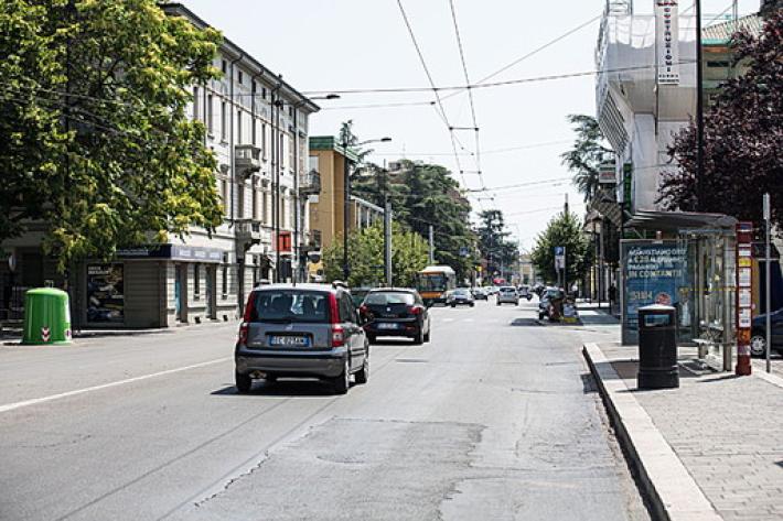 Via Emilia Est, paura per un pedone investito da un'auto 