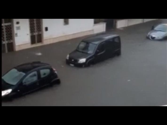 Bomba d'acqua in Salento, strade come fiumi e auto sommerse