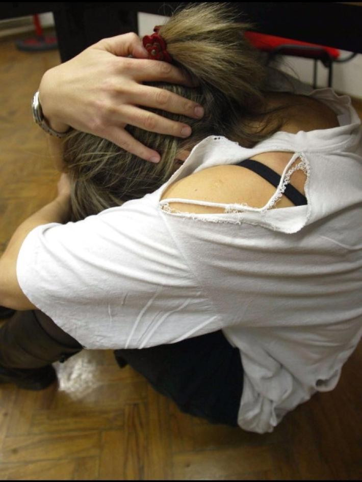 Tenta di violentare una ragazza, arrestato il badante del nonno 