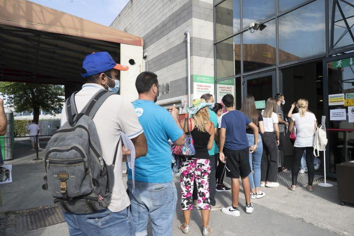 Vaccini senza prenotazione, &egrave; boom. Il primo giorno si presentano in 300