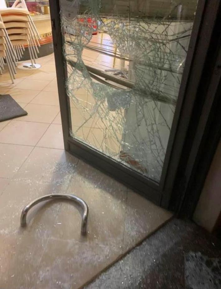 Il ladro rompe la vetrina e ruba pochi spiccioli