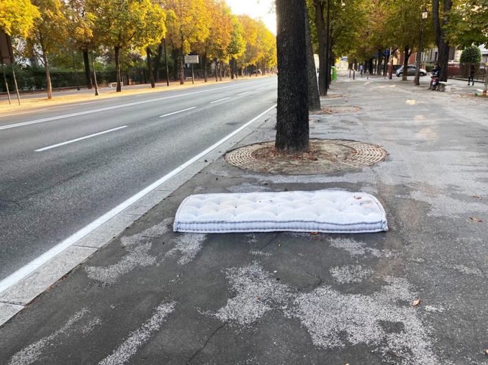 "Giorno numero 3: e il materasso resta nel controviale dello Stradone"