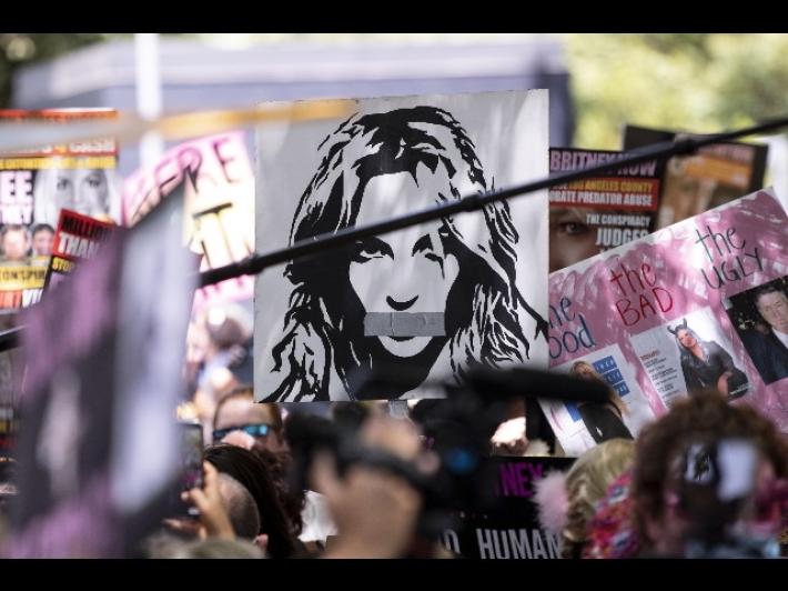 Svolta Britney Spears, il padre chiede la fine della custodia legale 