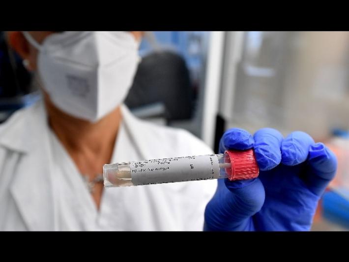 Versilia, si ammala due volte di covid e muore a 49 anni. Doveva fare il vaccino il 5 settembre