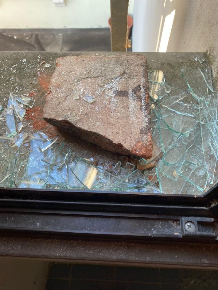 Furto e atti di vandalismo: blitz notturno a Radio Etilica