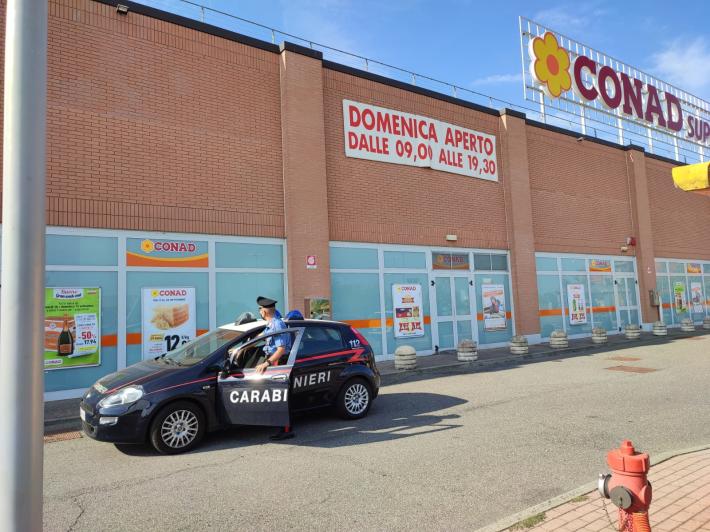 Banda di 15enni ruba bibite al supermercato e aggredisce gli addetti per poter fuggire: due denunciati