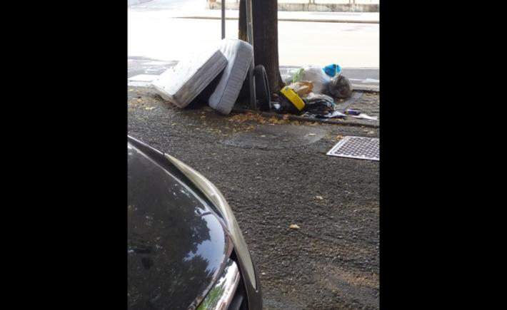 Via Gramsci, cartolina dai rifiuti abbandonati (da giorni)