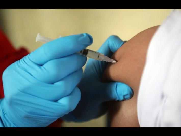 Terza dose di vaccino, c'&egrave; l'ok dell'Aifa. Il timing delle somministrazioni: primi gli immunodepressi