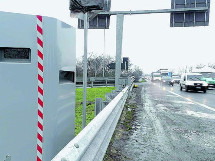 Nascondeva la targa per sfuggire agli autovelox, denunciato motociclista