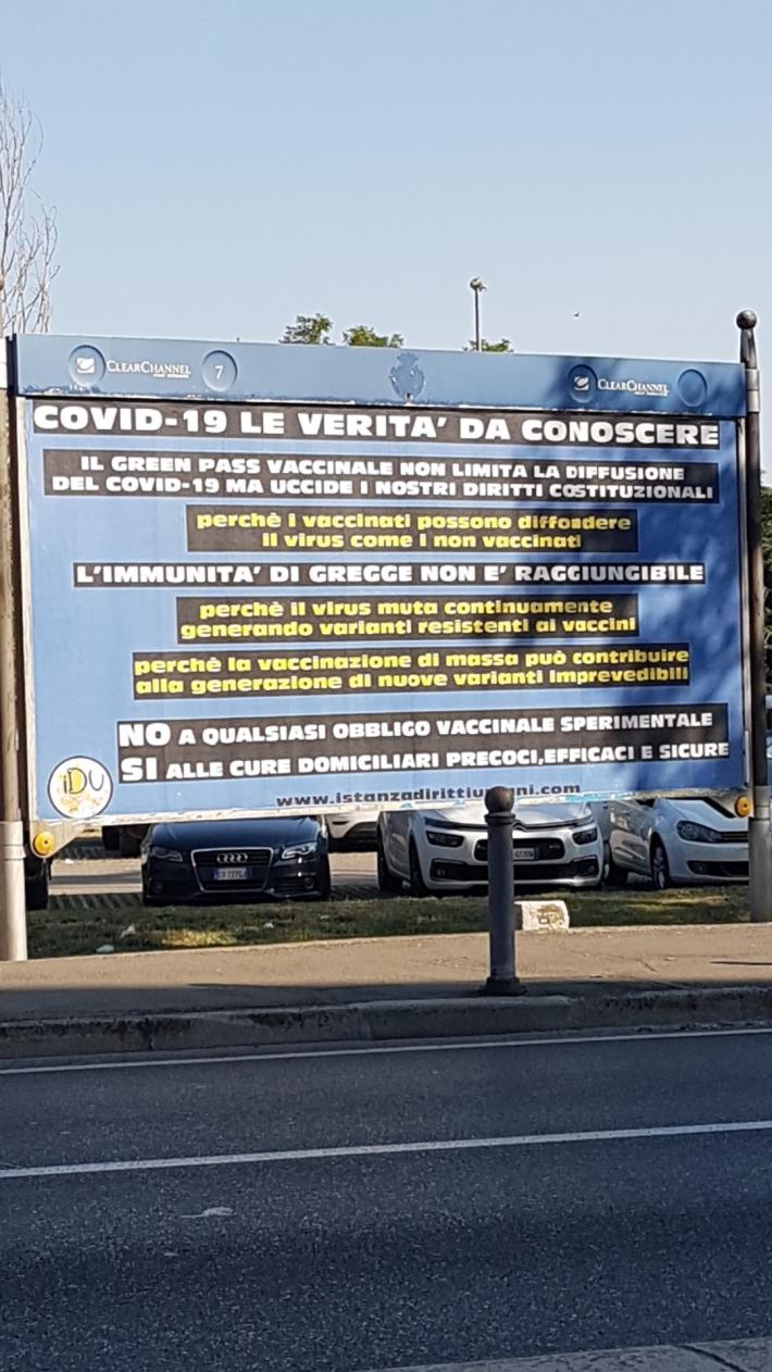 Pubblicit&agrave; no-vax in via Montebello, &egrave; polemica