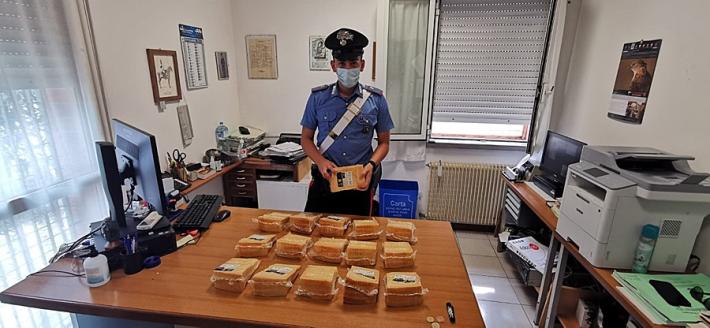 Il ladro con la passione del parmigiano 30 mesi: ne ruba 20 chili e poi finisce in manette