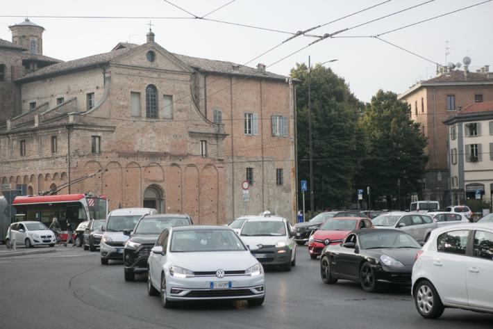 Viale Pasini a una corsia, traffico nel caos