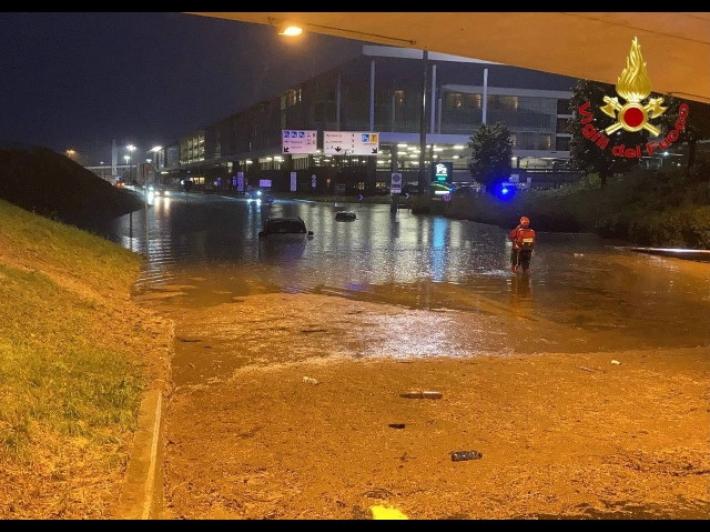 Nubifragio a Malpensa, persone salvate da auto e scalo