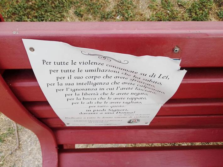 Colorno, panchina rossa con targa strappata