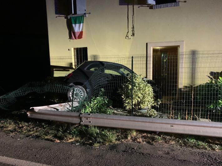 Torrile, auto che finiscono nel giardino. La proprietaria: "Fate qualcosa!"