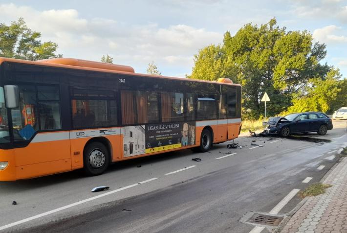 Auto tampona la corriera a Viazzano: tre feriti